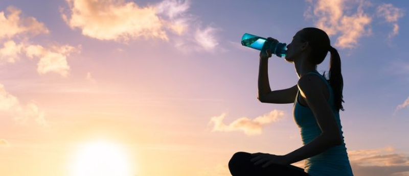 Reponé líquidos y electrolitos con bebidas isotónicas: clave en calor extremo y ejercicio prolongado.