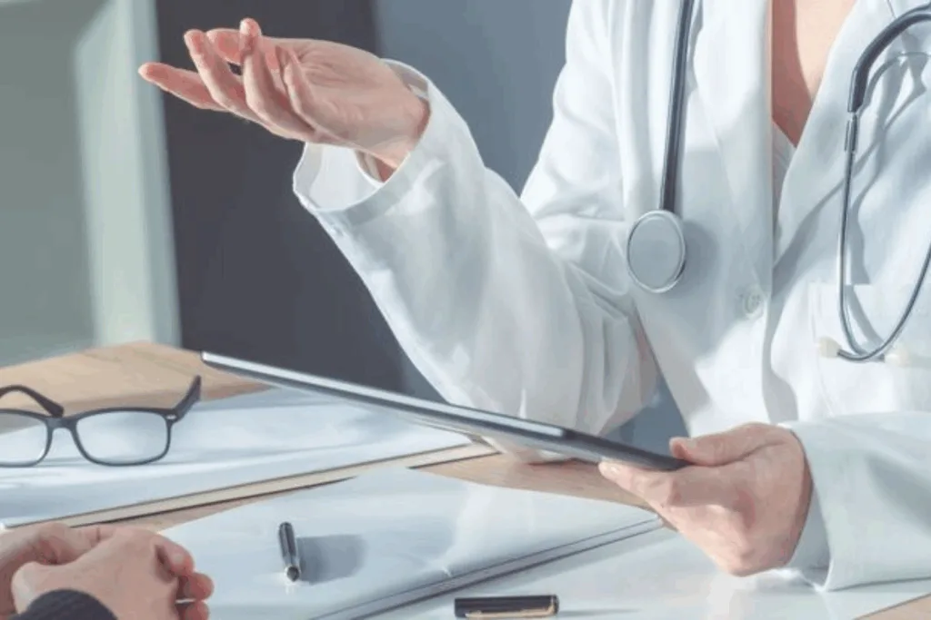 Médico durante un chequeo preventivo, explicando estudios de salud al paciente