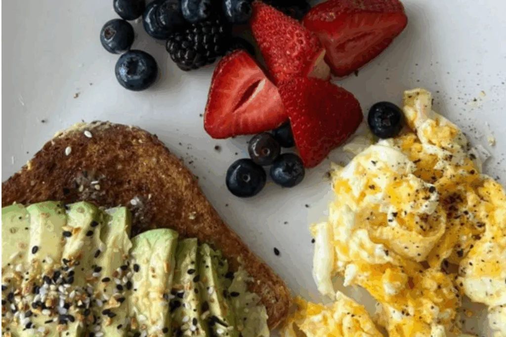Desayuno saludable con huevo, palta y frutas para mejorar la concentración en la vuelta a clases