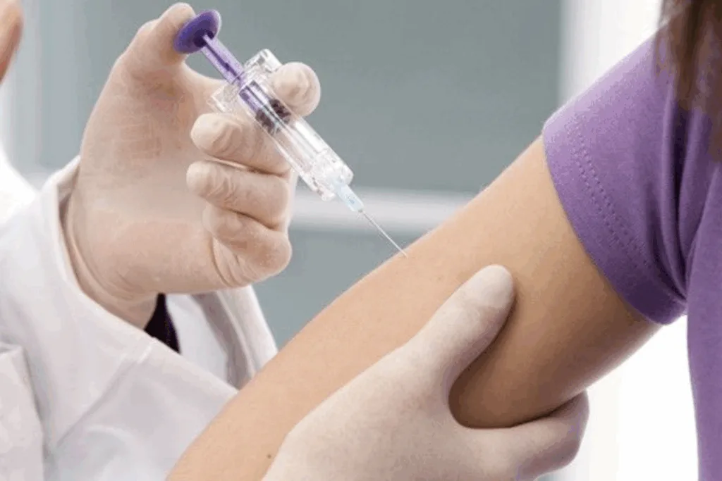 Aplicación de vacuna en el brazo como parte del control escolar antes del inicio de clases