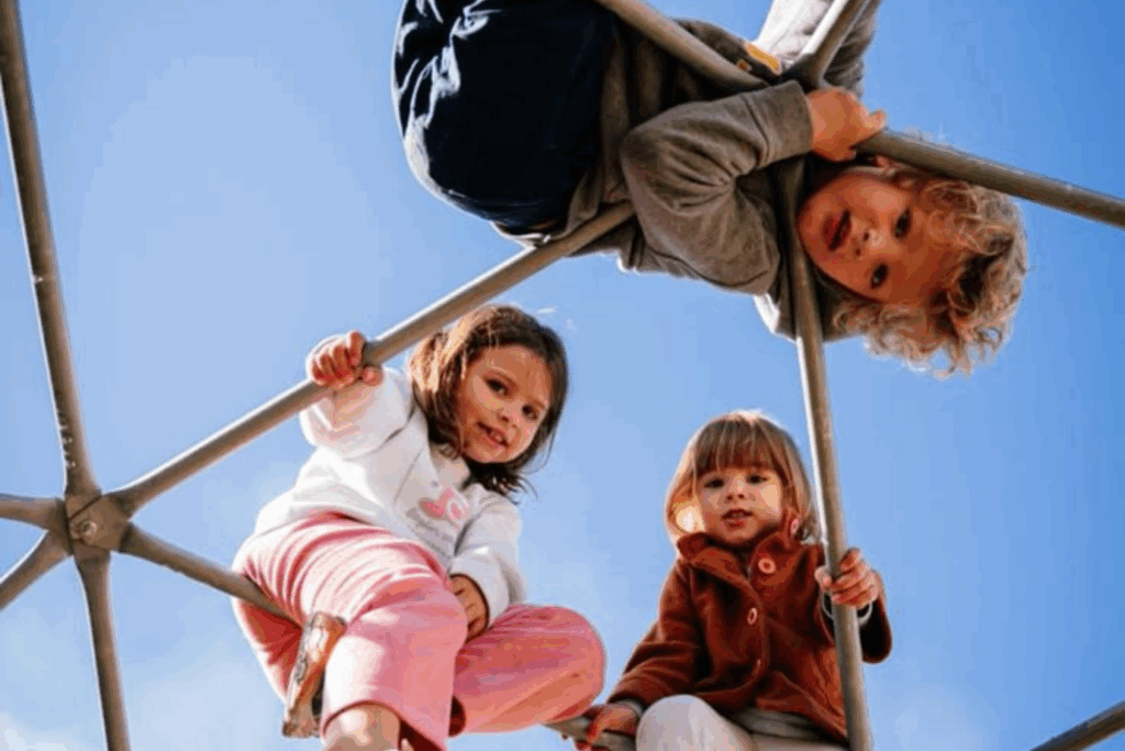 Niños jugando al aire libre en invierno, abrigados y activos